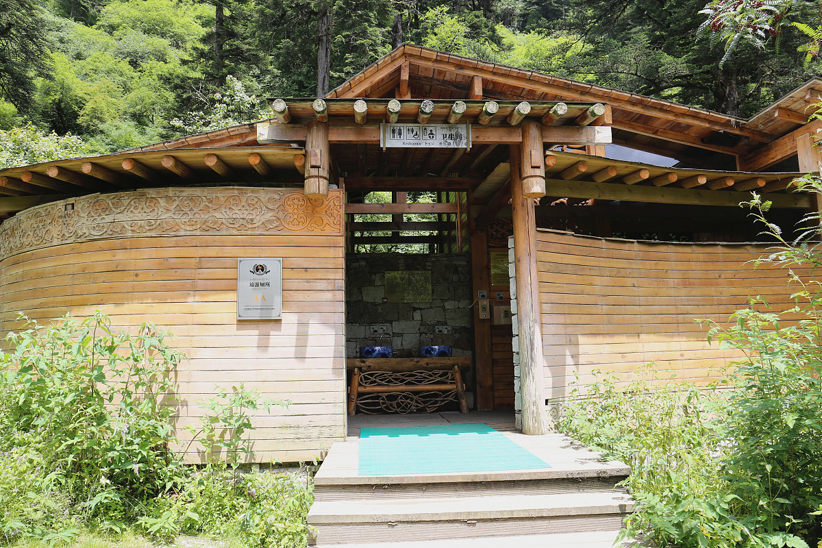 古村落自然公厕设计：'绿林'主题，瓦片木材片墙构建生态空间