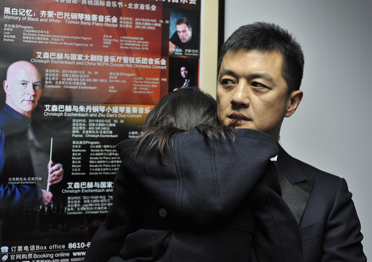 2011年12月01日,北京,庆祝嫣然天使基金成立五周年.***_***李亚鹏和女