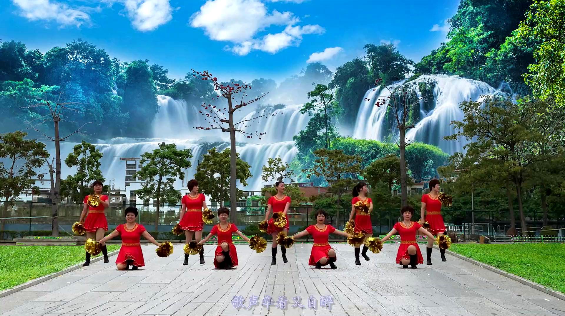 最美广场花球舞《中国歌最美》动作整齐划一，大气时尚，特色喜庆