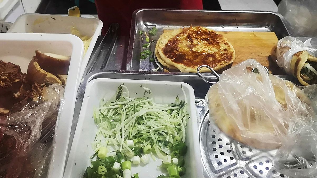 南方小伙品尝四平熏肉大饼,嫌李连贵卖的太贵,小店买的一样香