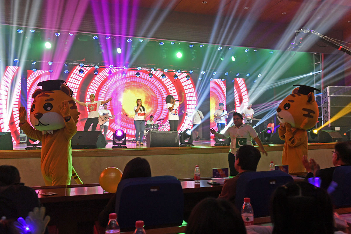 帮我写首歌并编曲中文歌