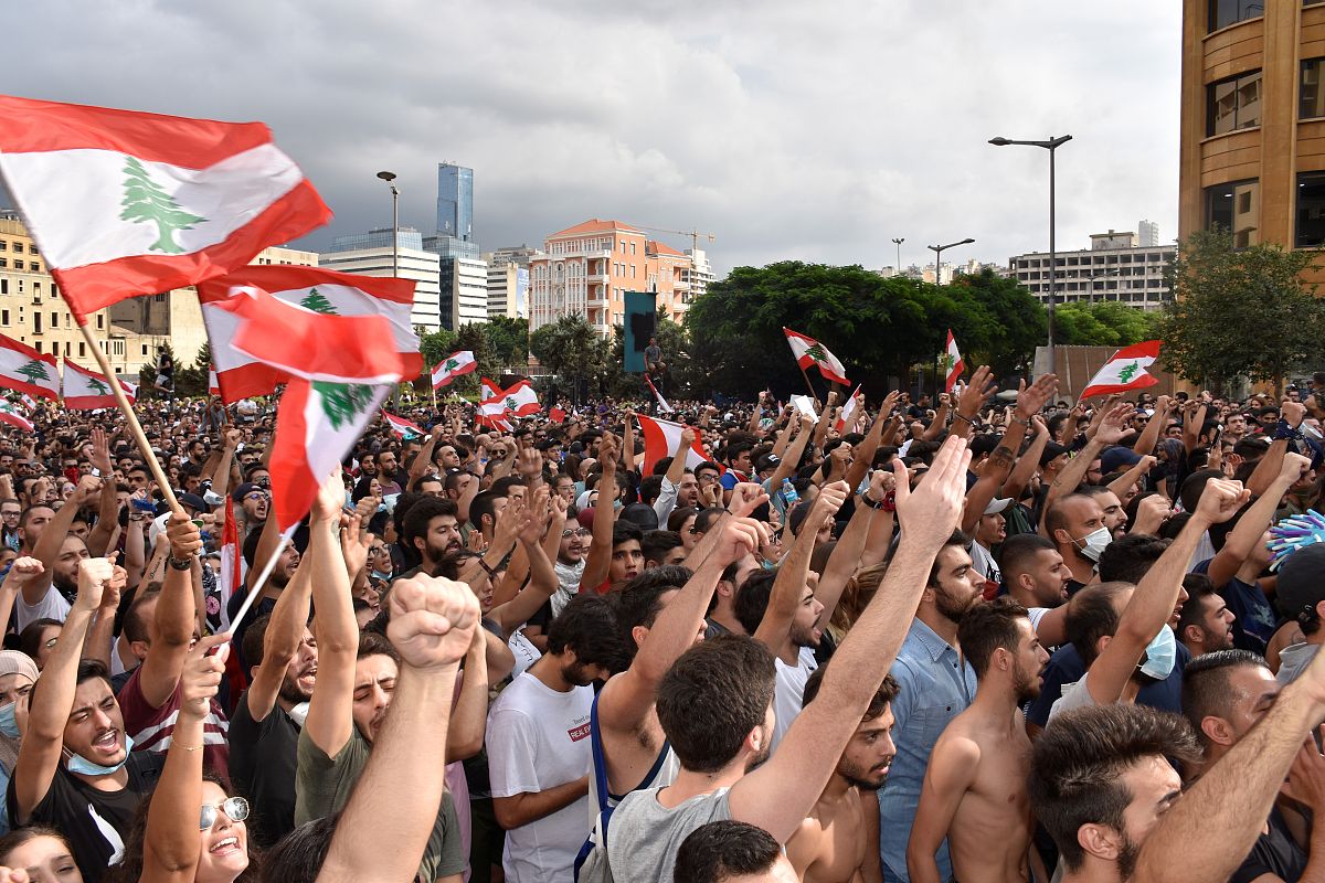 当地时间2019年10月18日,黎巴嫩多地示威者抗议糟糕的经济状况.beirut