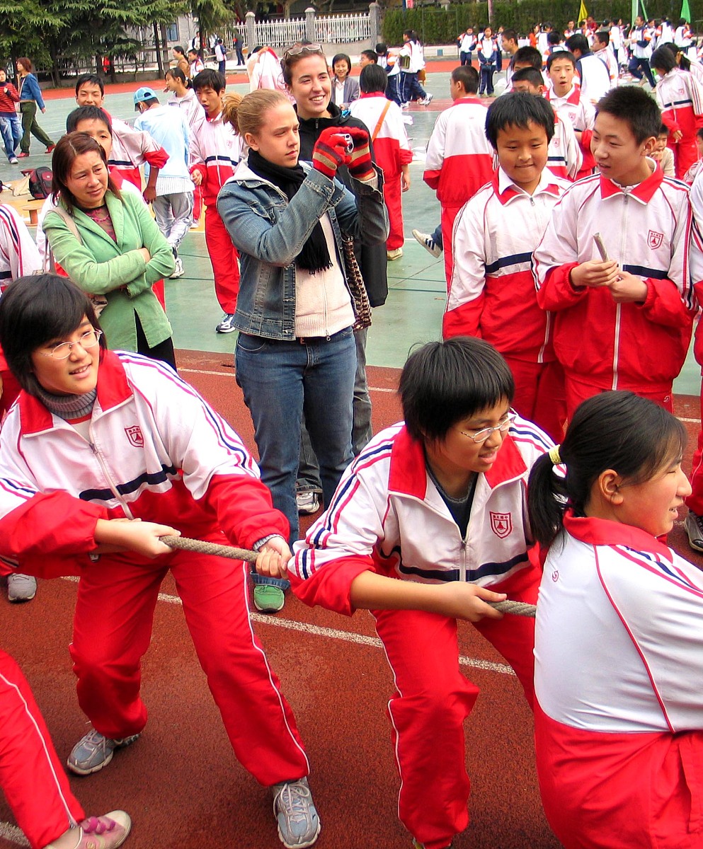 2005年10月22日,二名外国人的目光被南京大学附属中学举办的趣味运动