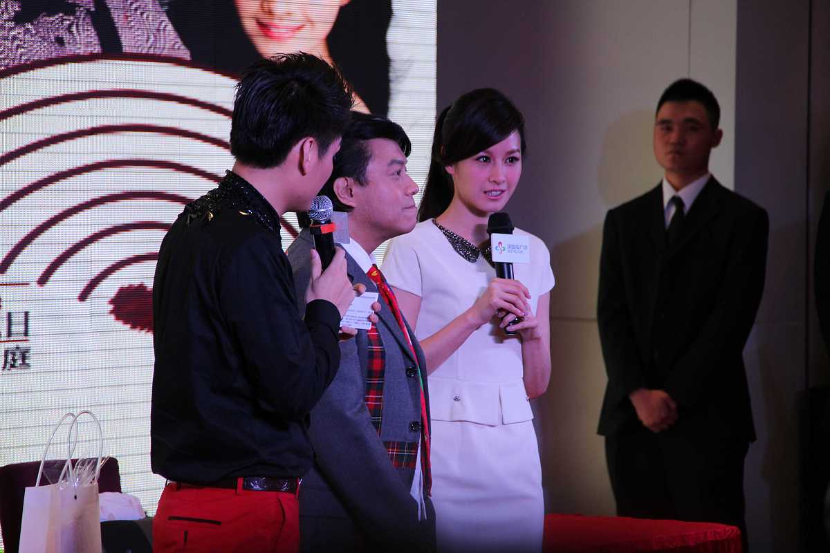 给我写一封给小梅的表白短信我见到她的第一眼就深深的喜欢上她了她的声音很好听长相也很甜美深深地吸引了我她第一次和我说话我就感觉我的世界好像只有她了每一次上课我的眼神都离不开她会被她吸引住如果有机会我想给她带来快乐。