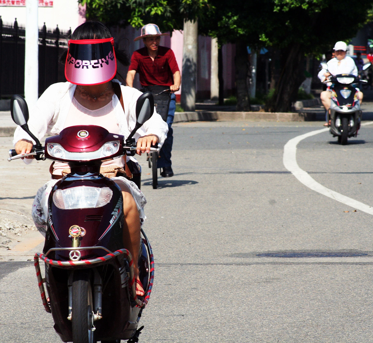今日天气：晴25-36度请根据今日天气出示一份中小学生安全提示