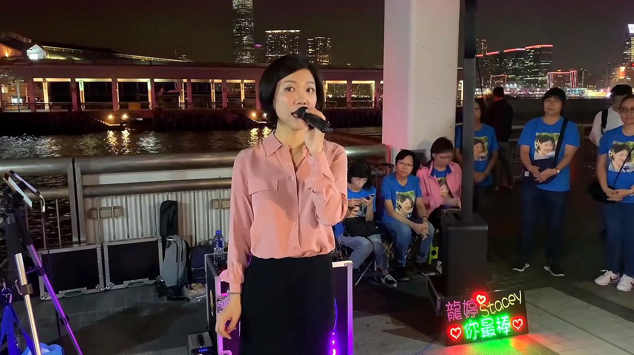 [图]小龙女演唱新不了情,观众热情的给掌声支持,甚至还掏出红包鼓励