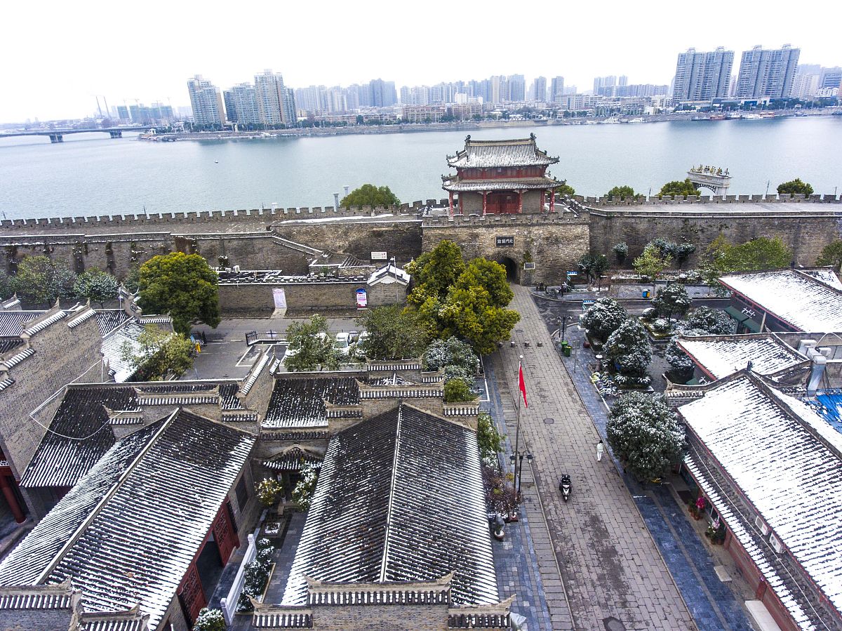 2018年12月28日,湖北襄阳迎来降雪天气,襄阳古城墙内外银装素裹,美丽