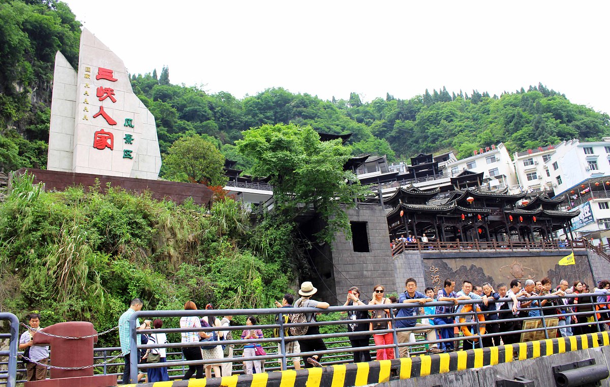 五一有五天假期我要自駕遊襄陽路上花去兩天還有三天的時間。你作為一個導遊出一個詳細的行程。每天預算在五百元。我跟妻子兩個人。