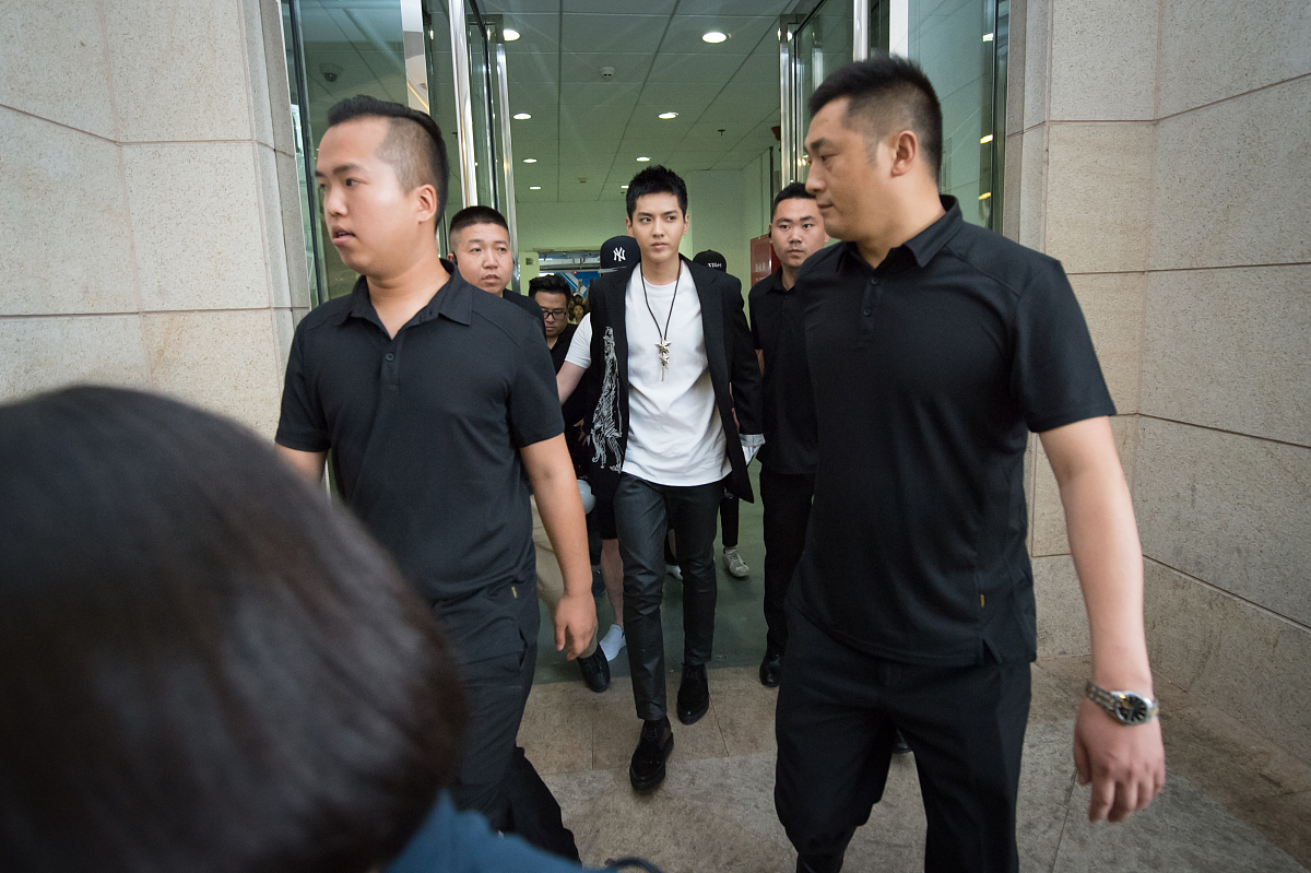 黑社会老大的蜕变：从黑暗走向光明