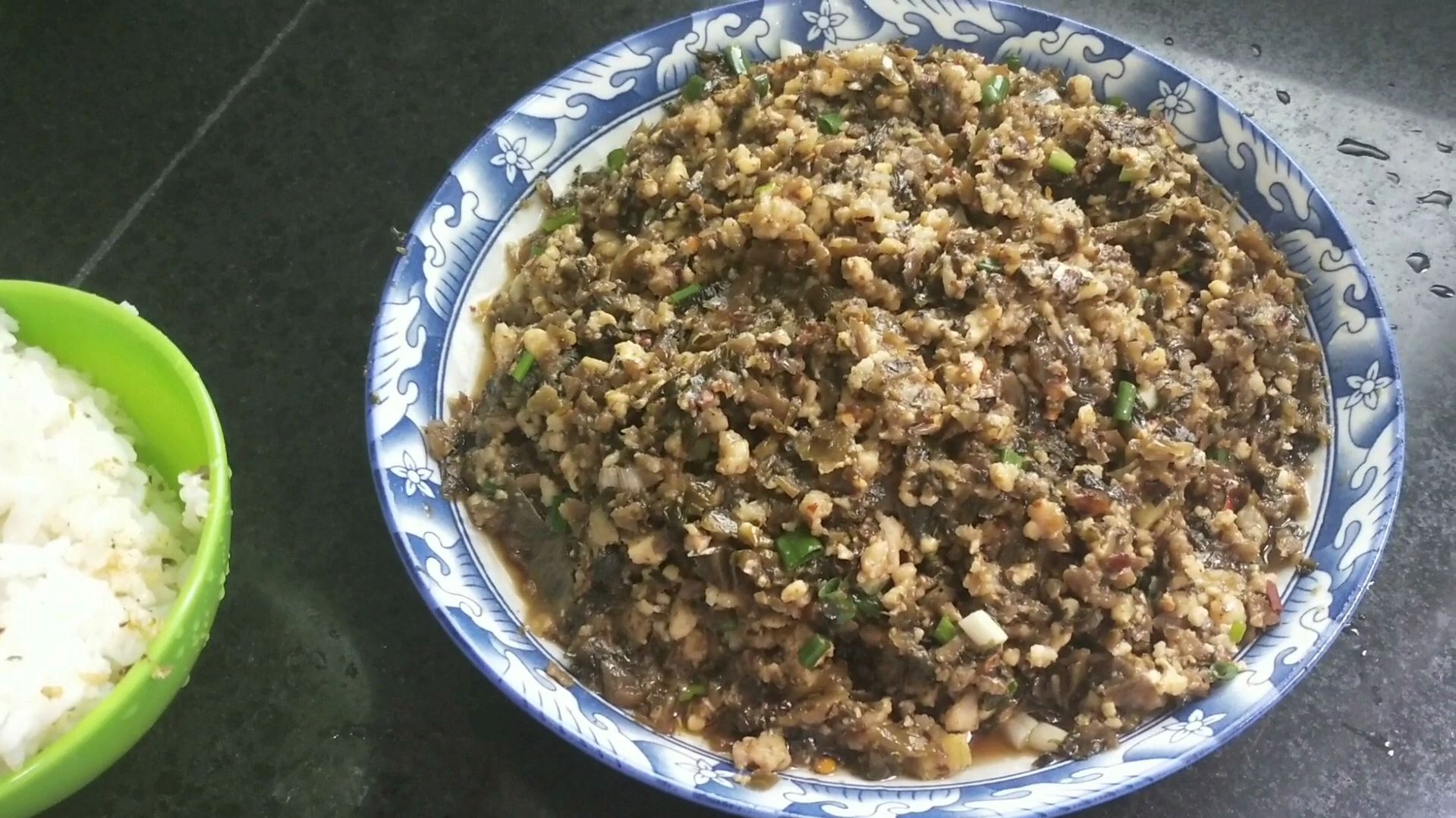 小沫ai美食:家乡芽菜炒肉沫,香辣堪比老干妈