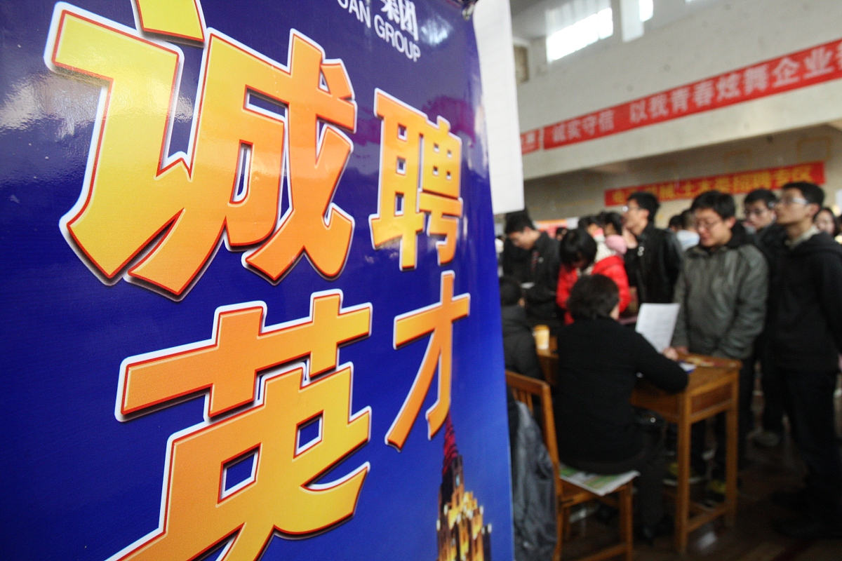 ***_***2012年11月17日,山东烟台,在鲁东大学篮球馆,大学生在2013届毕