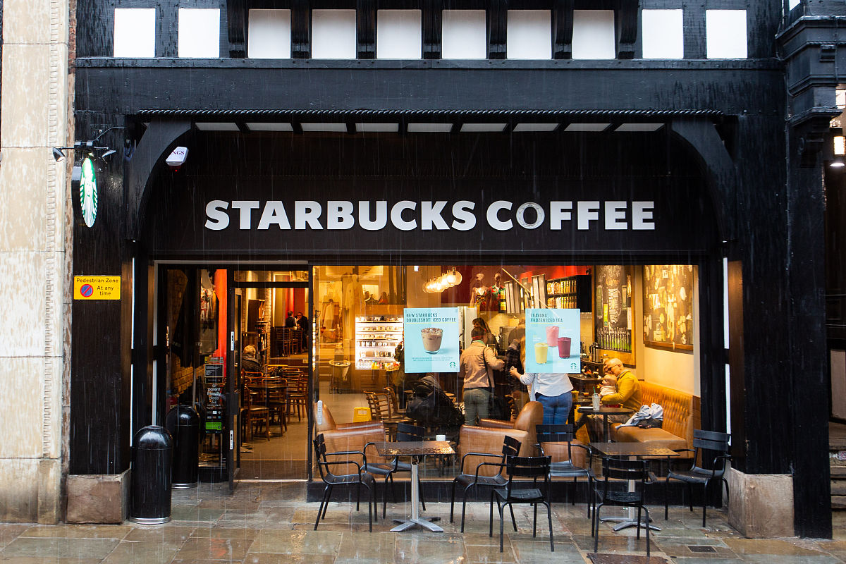 撰写一篇关于库迪咖啡店的特许经营店铺策划案要求写出如下内容1店铺的选址策划;---选址理由人口、商圈等和其它区域比较优势。2店铺的命名、设计与装潢策划;店铺商品采购策划;4店铺的商品陈列策划;5店铺的开业策划----开业宣传手段；6店铺的宣传与促销策划;7店铺的员工管理策划;8店铺的待客之道策划