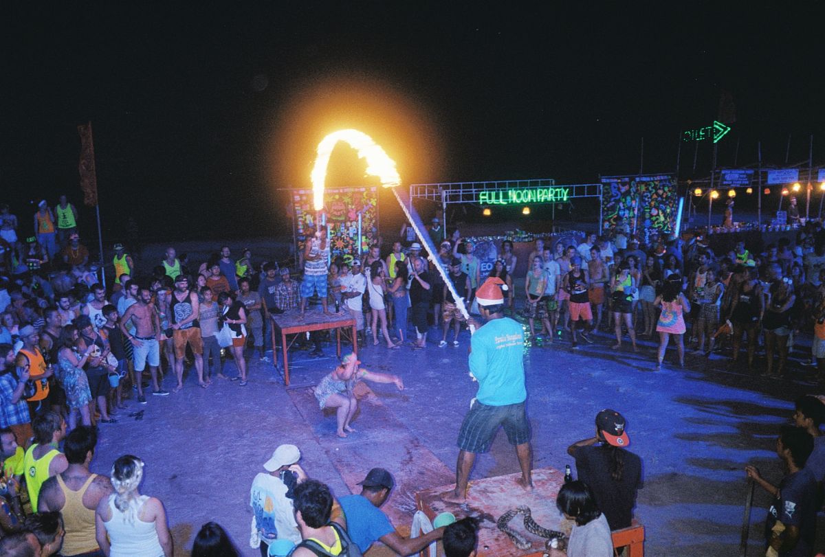关于full moon party           对于热爱电音热舞的人来说,一生一定