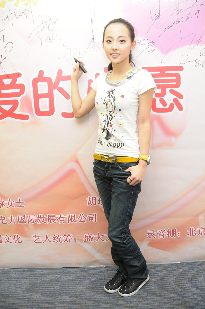 2008年6月4日,北京,赈灾歌曲《爱的心愿》录制.张嘉倪+++_+++