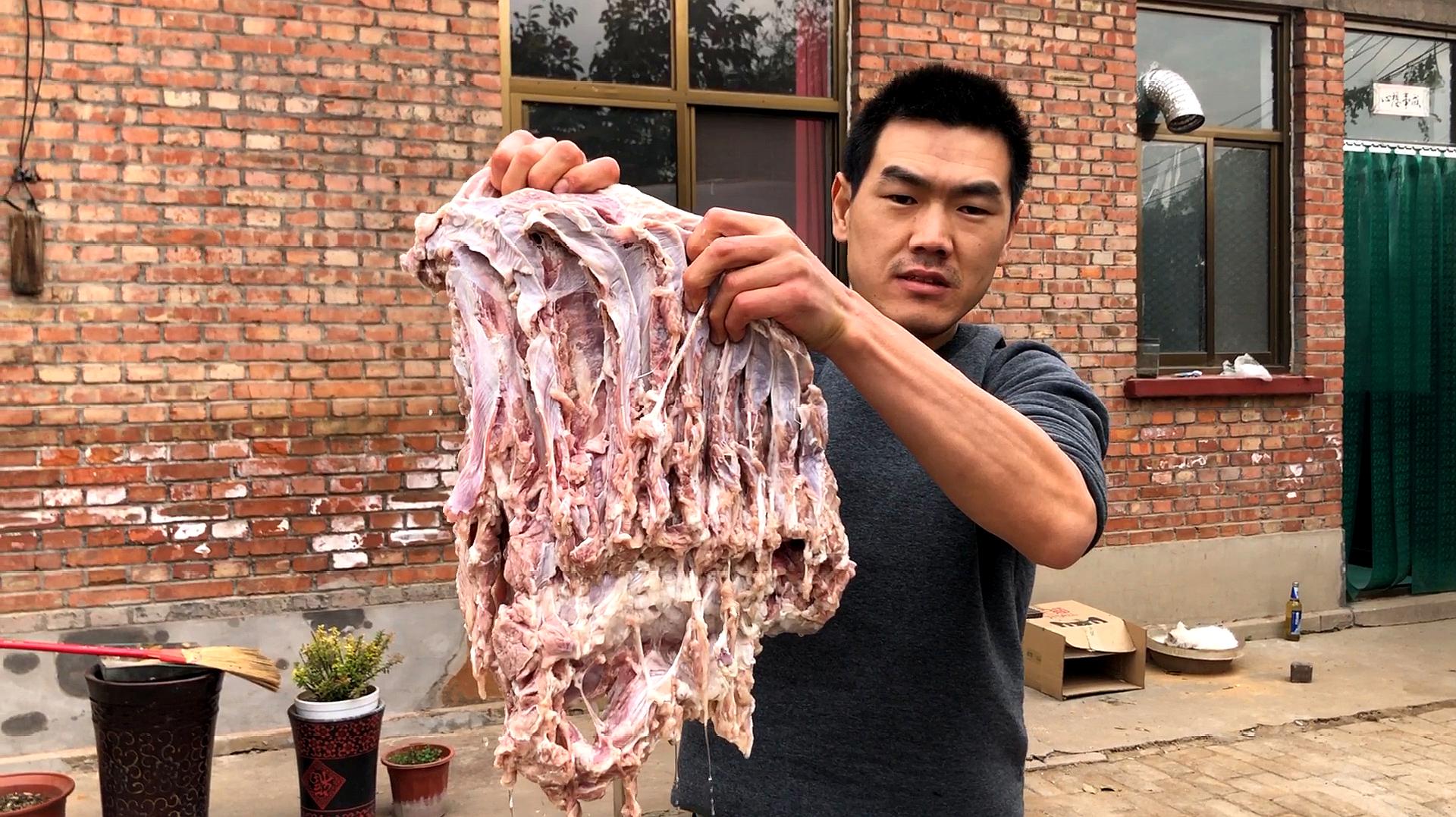 [图]阿远帮朋友卤驴肉，12斤驴肉400多块，3小时出锅，夹到烧饼里吃