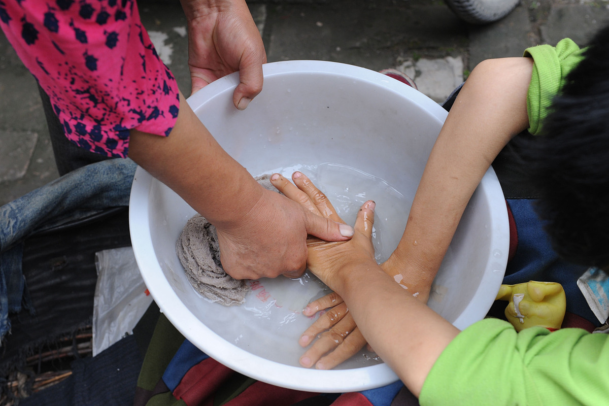 女朋友跟妈妈掉水里先救谁合适