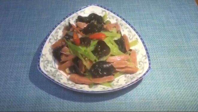 西北人的家常西芹炒黑木耳比肉还好吃
