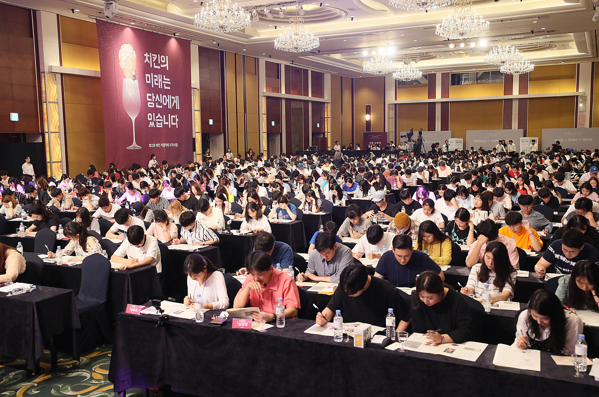 当地时间2018年7月22日,韩国首尔,民众参加"炸鸡鉴定师"资格证考试.**