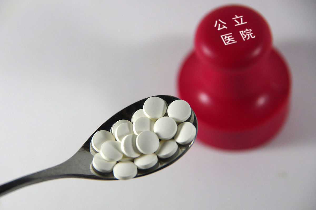 请写一份医院关于药品招标采购工作情况总结的报告内容包括主要做法、工作成效、存在问题、下步打算。主要做法及工作成效占20存在的突出问题及原因剖析占60要见人见事下一步工作打算占20。