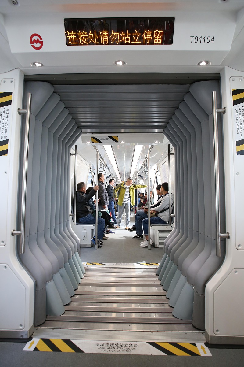 长为19米宽为38米车辆从982米宽的通道向右转弯到24米宽的通道上直角弯能转过去吗？