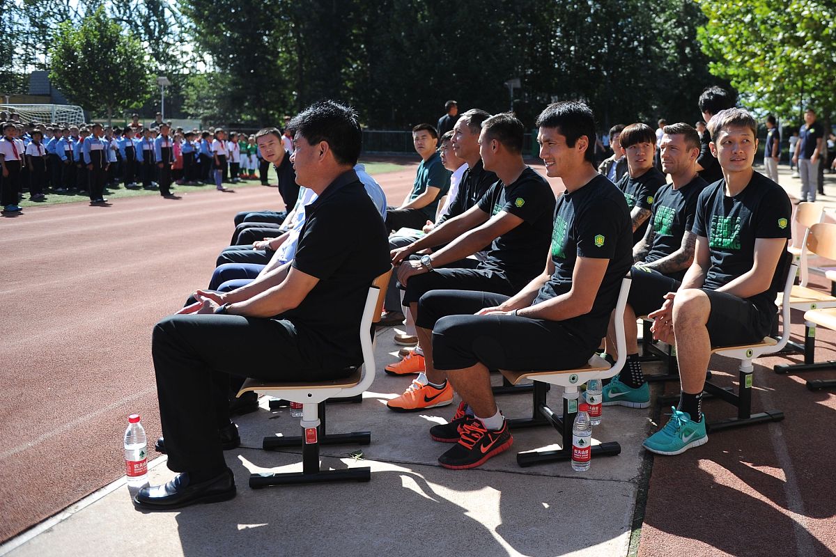 2014年9月15日,北京,国安球员走进平谷区第八小学与同学们一同踢球.**