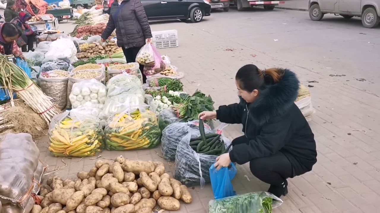 农村菜市场真热闹,静静买了很多肉和蔬菜,收获满满