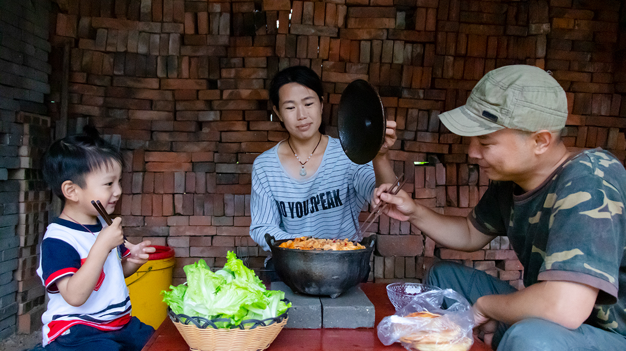 小勇做麻辣烫,用料真足,五花肉、丸子、海带、粉条一起炖,过瘾