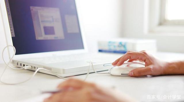 出差请客户吃饭花了2000元,计入业务招待费还