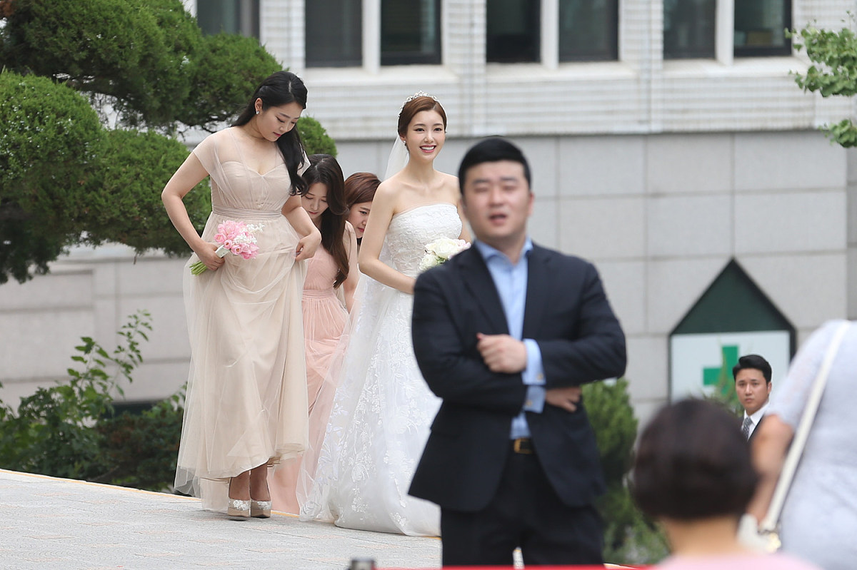 博士师妹结婚 已经答应去参加婚礼 但是现在不想去了 不去的话 博士师妹会打死我的 我该怎么回复她