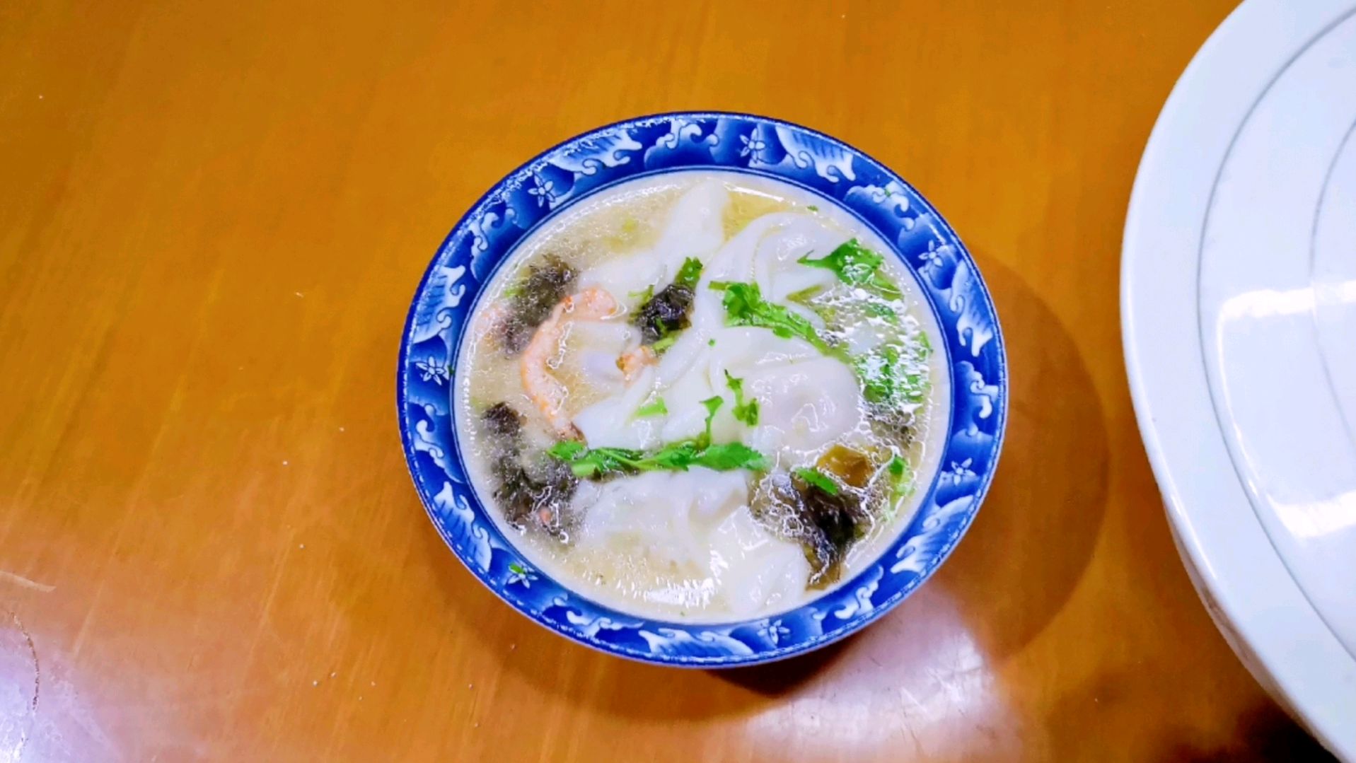 大雪节气做一锅热腾腾香喷喷的猪肉大葱馄饨,吃完热乎乎不怕冷了