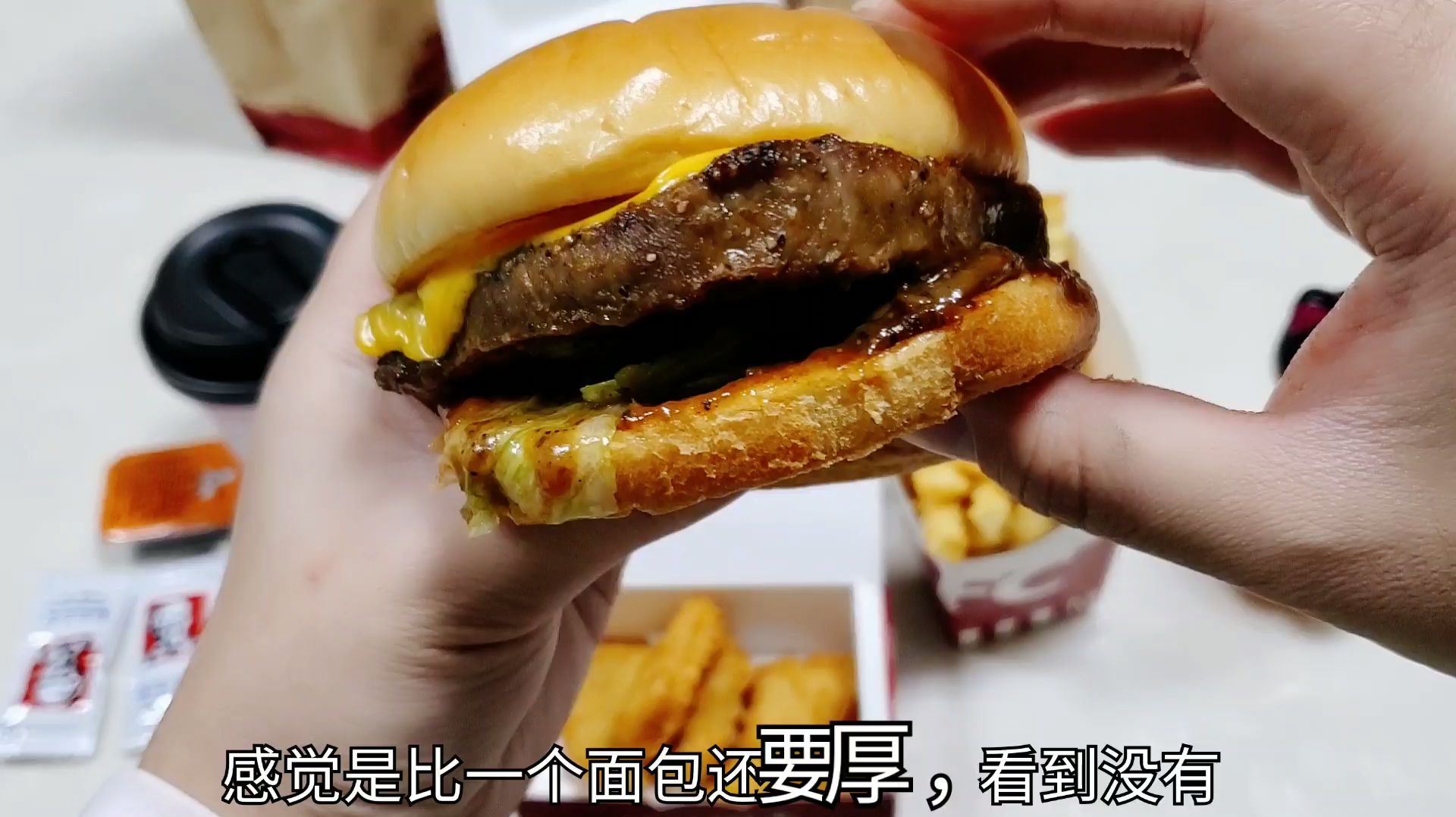 外卖85元肯德基“超厚牛排汉堡”,牛排鲜嫩可口,一口咬下太满足