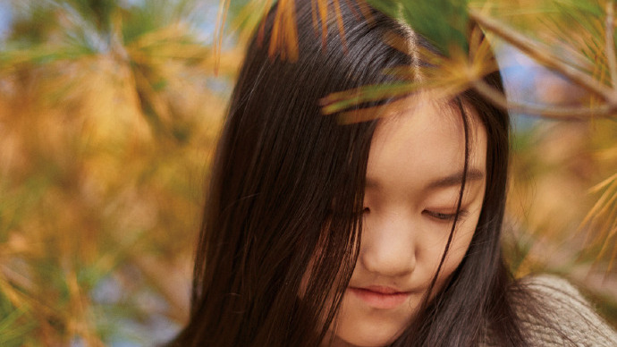 #每日娱乐快讯#【李嫣晒旅行街拍美照 朦胧画面展现不一样的美】11月17日,李嫣在社交账号