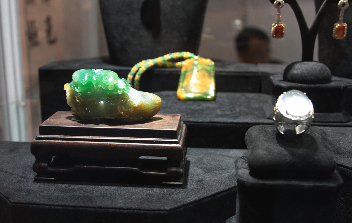 2007年 11月 1日 , 黄金鞋 , 黄金 算盘 , 黄金 棋子 , 棋盘 , 翡翠 