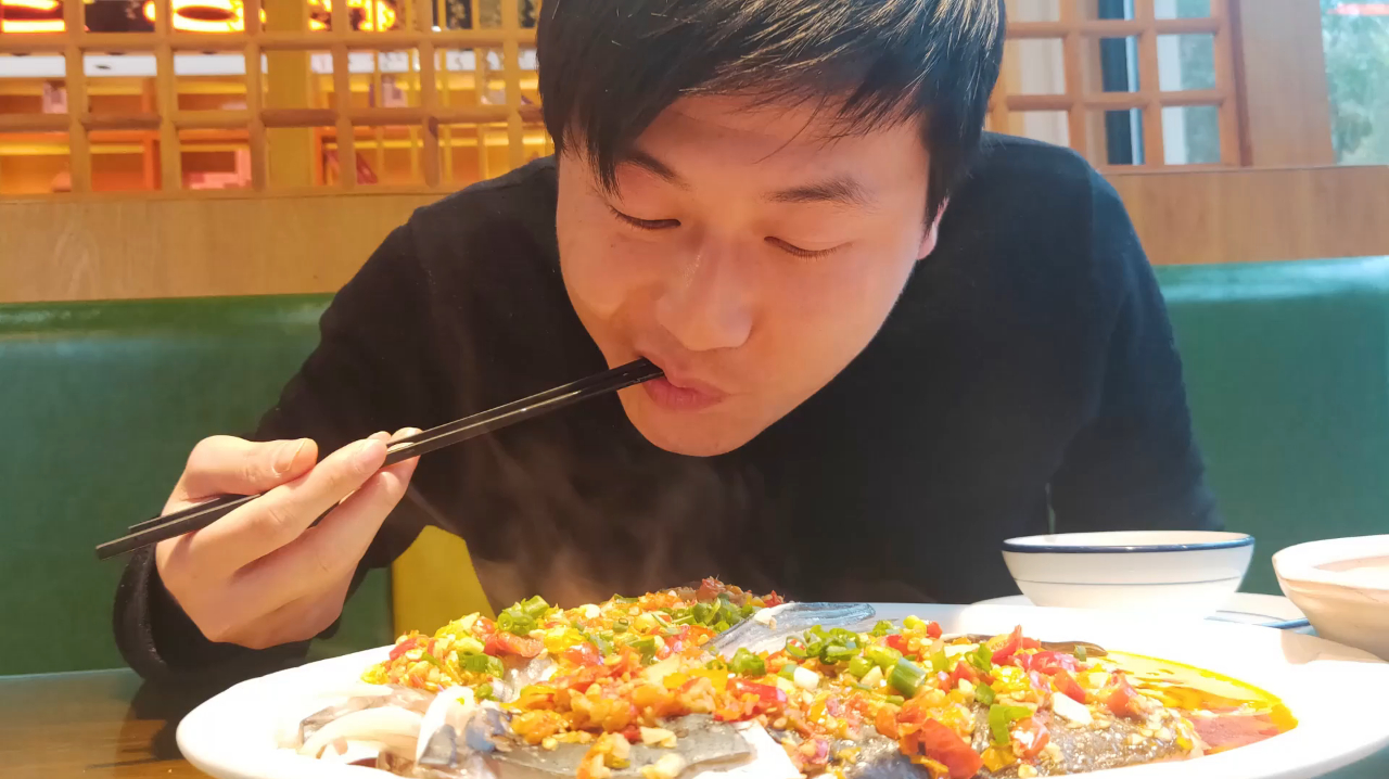 胖子哥吃58元一份的“剁椒鱼头”,味道浓量足,不愧是湘菜的招牌