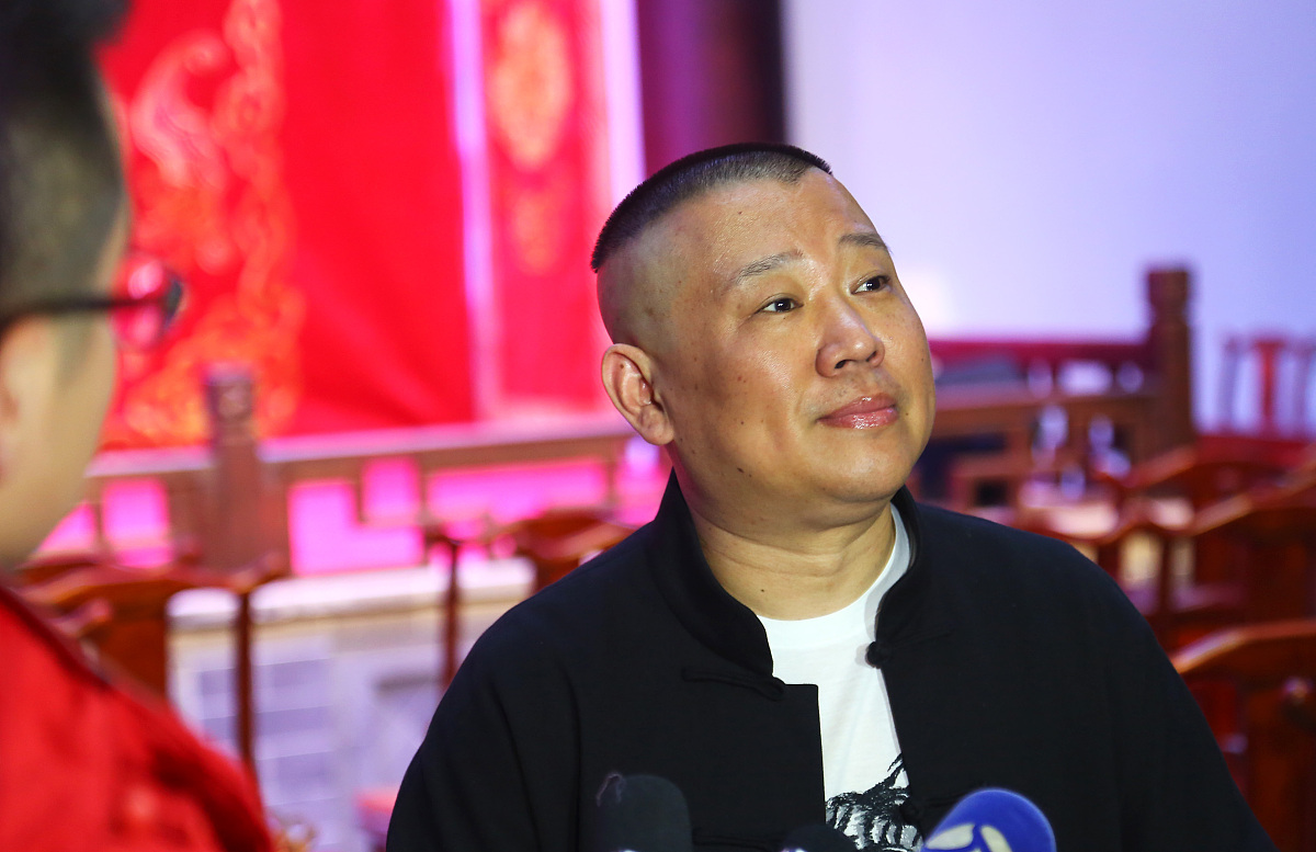 郭德纲：中国相声界巨星，作品幽默风趣，影响深远
