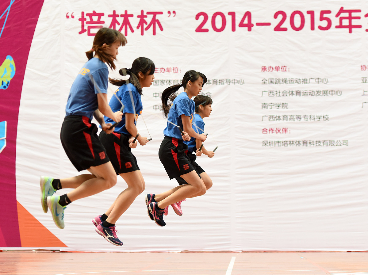 帮我写10篇以超越挑战为主题内容积极健康以字数150--200的运动会通讯稿