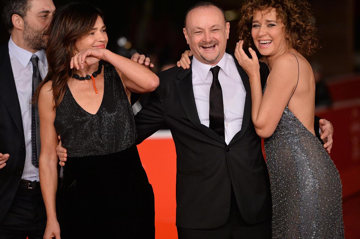 《jojo黄金之风》里黑帮摇的歌名是什么？A