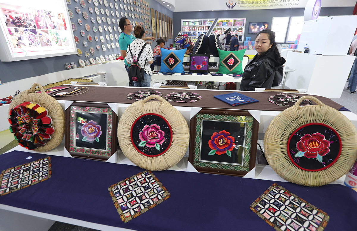 你是高级资深设计师请为云南彝族璞拉传统纹样做商业可行的文创衍生品创意设计