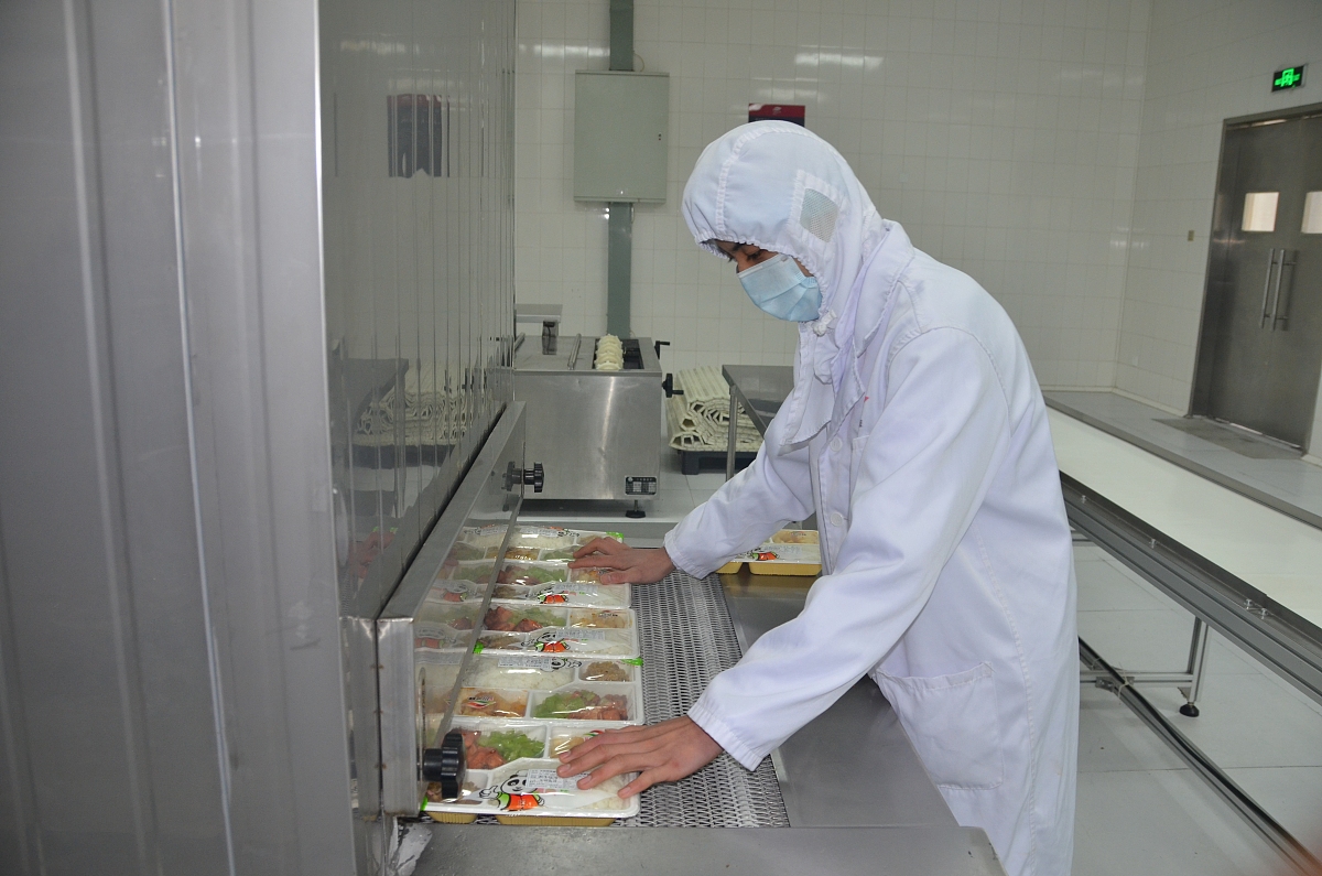 如何用微波炉安全快速地重新加热炸鸡腿