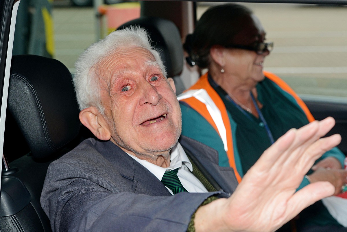 英国二战退役军人乔登(bernard jordan)从法国返回英国朴茨茅斯资料图