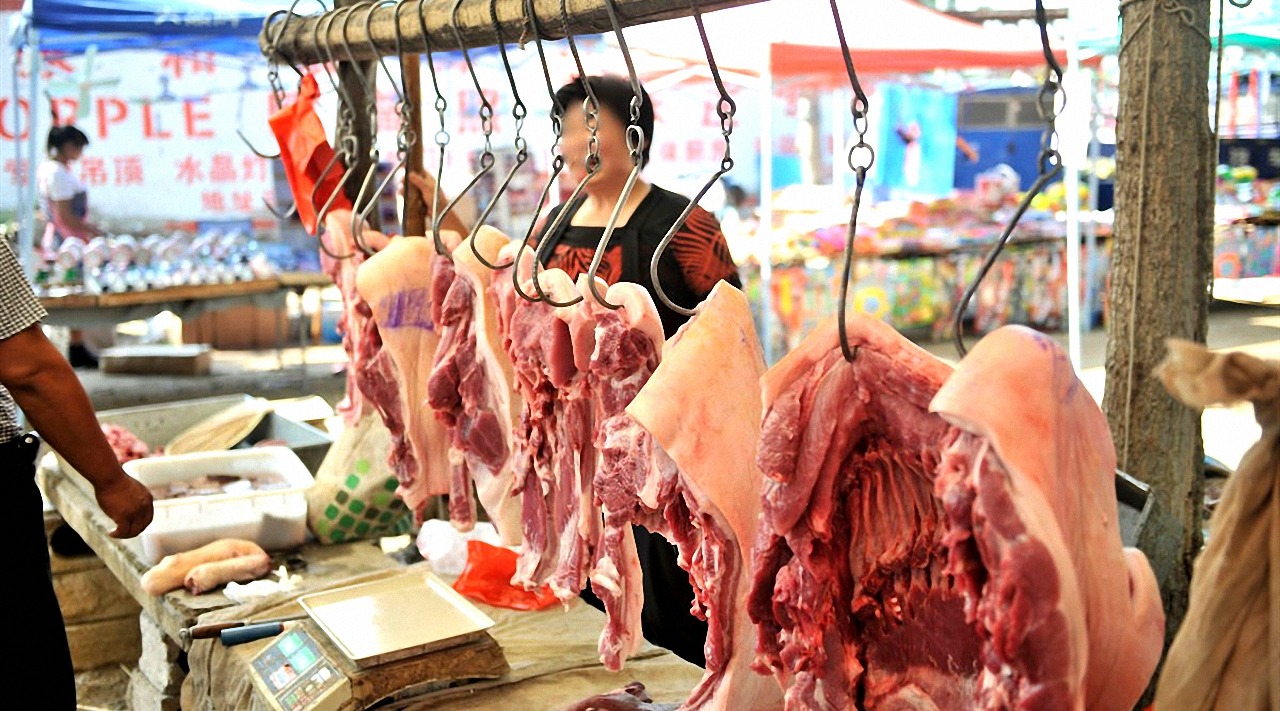 吃饲料长大的猪跟吃剩菜剩饭的土猪,应该怎样进行区分呢?