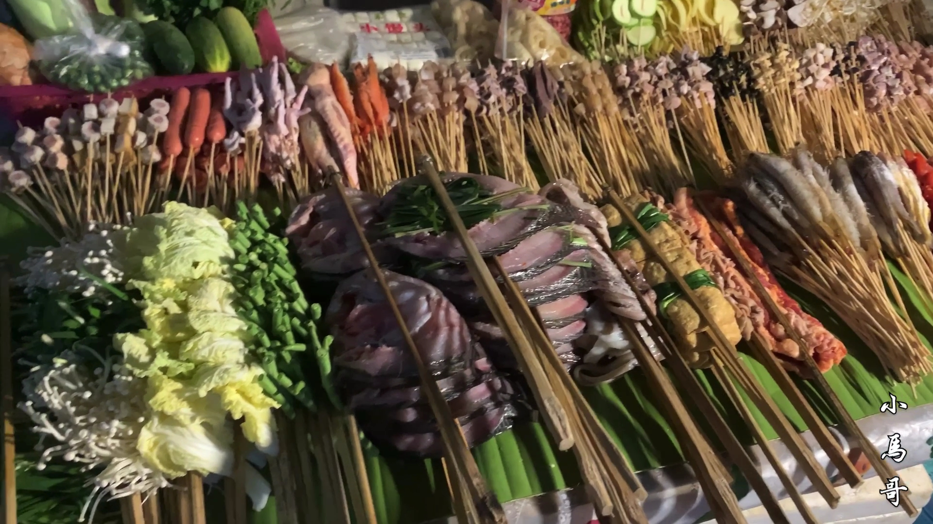 在景洪天黑就想着吃傣味烧烤,两个人60块钱吃得太撑了