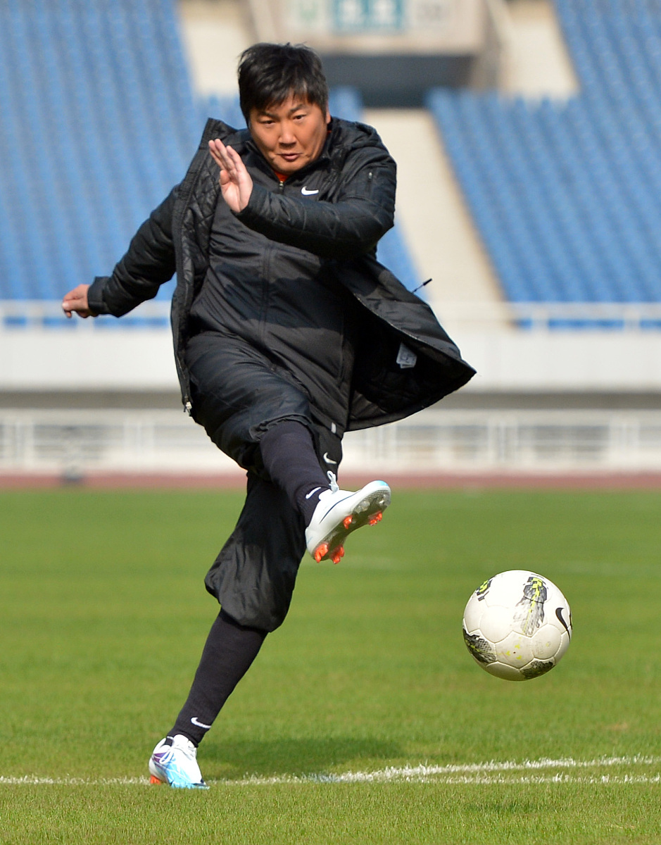 2012年12月18日,湖北省武汉市,2月18日,歌星孙楠在武汉体育中心足球场
