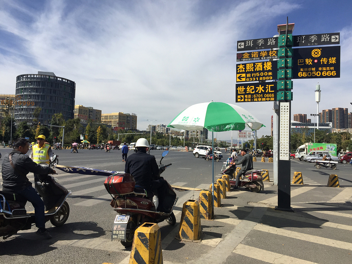 ***_***2015年10月29日,昆明,指路牌变成了密密麻麻地广告牌,仿若"千