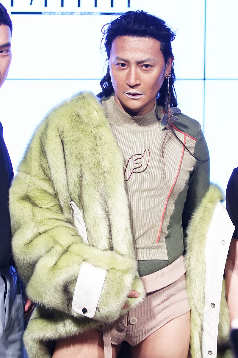 2019年4月2日,上海,2019上海秋冬时装周,<strong>明星</strong>亮相 f/ffffff 品牌秀场.