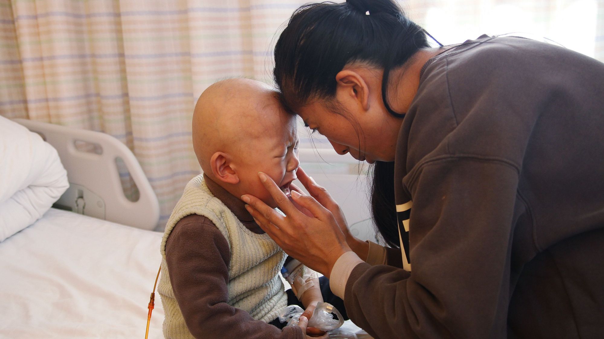 心碎!3岁男童看妈妈啃方便面眼馋,攥着袋子几天不放:我不会吃