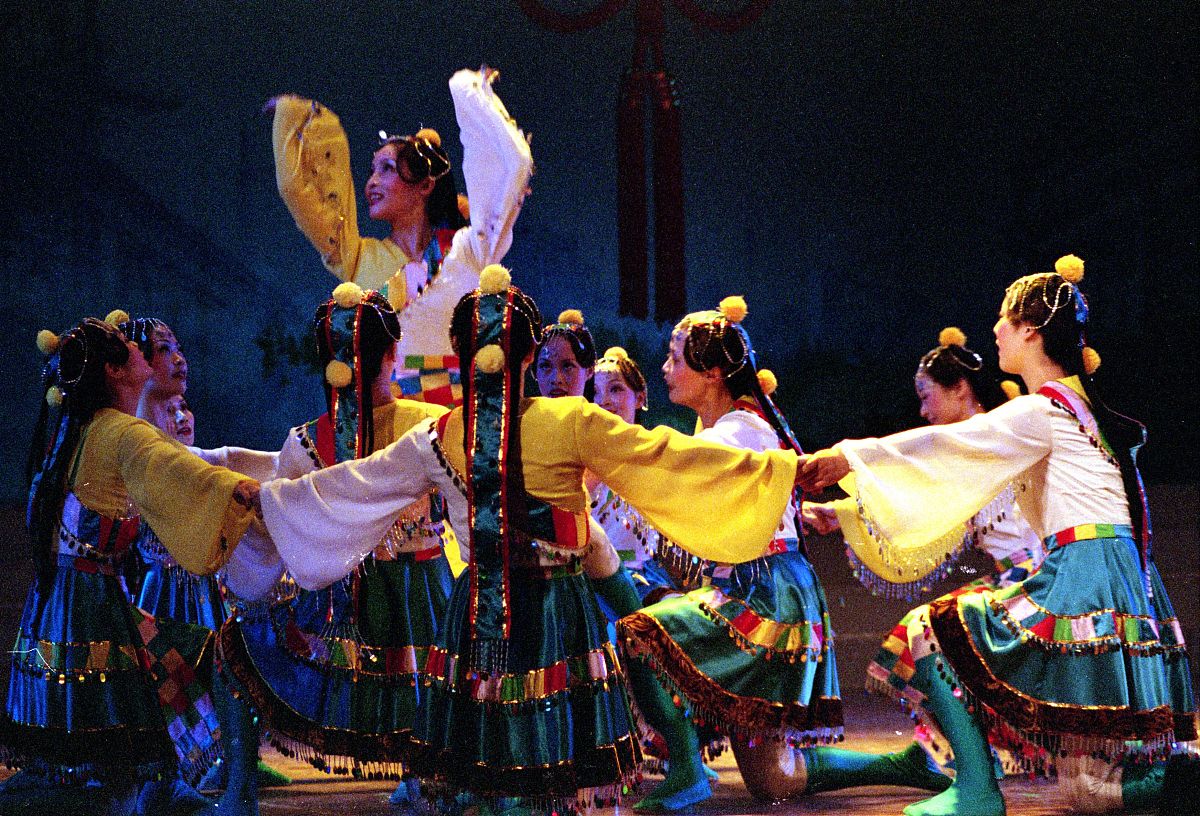 300字写从动作音乐美术种类主题思想赏析藏族三人舞《牛背摇篮》