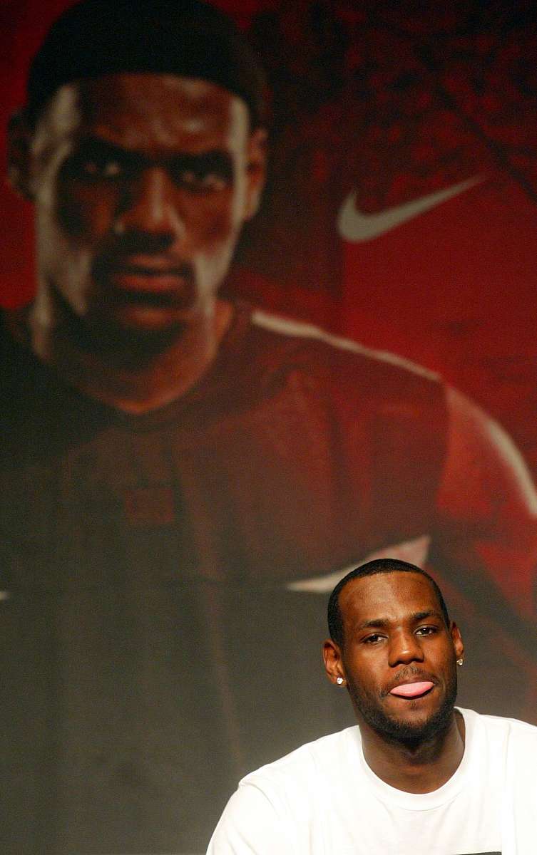 勒布朗詹姆斯退役时间：何时告别球场？