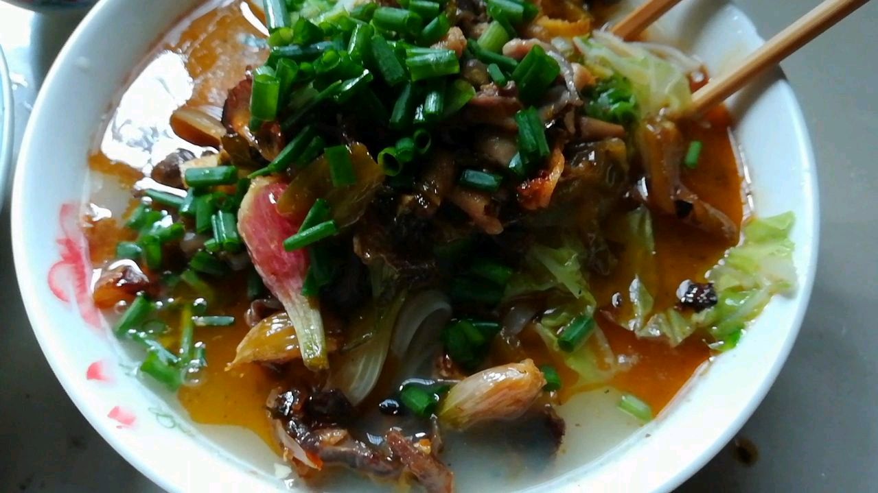子壹做了一道(酸菜鸡杂面)最后连汤都喝了美味极了