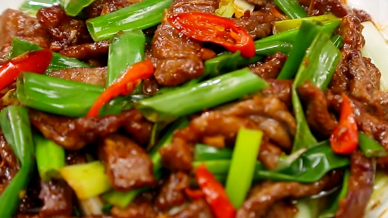 这才是牛肉最下饭的吃法,葱香浓郁鲜嫩入味,一上桌就被抢光